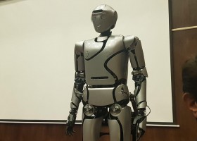 سورنا۴، نسل جدید ربات انسان‌ نمای ملی رونمایی شد